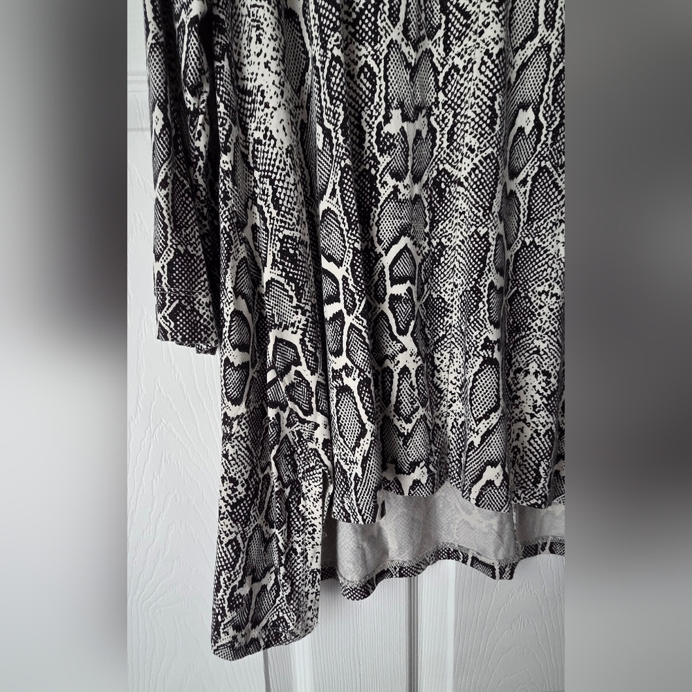 John Mark Snakeskin Print Tunic Top Size L - Picture 8 of 14